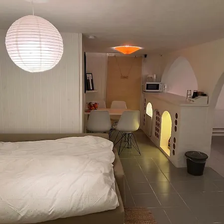 Large Basement In The Middle Of *